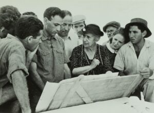 HS394_HDS_1943_HS with Hans Beyth and young adults planning_JFF