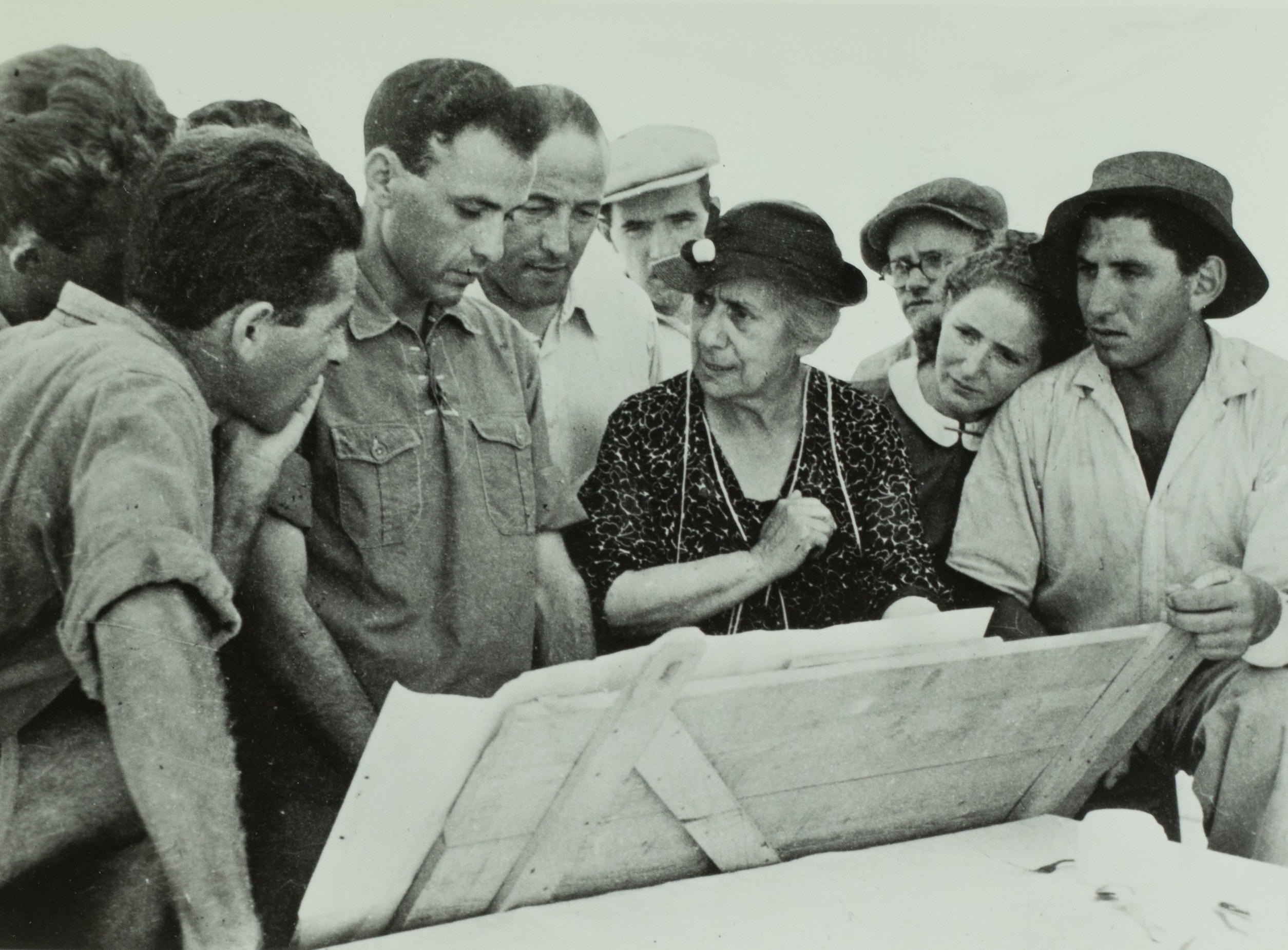 HS394_HDS_1943_HS with Hans Beyth and young adults planning_JFF